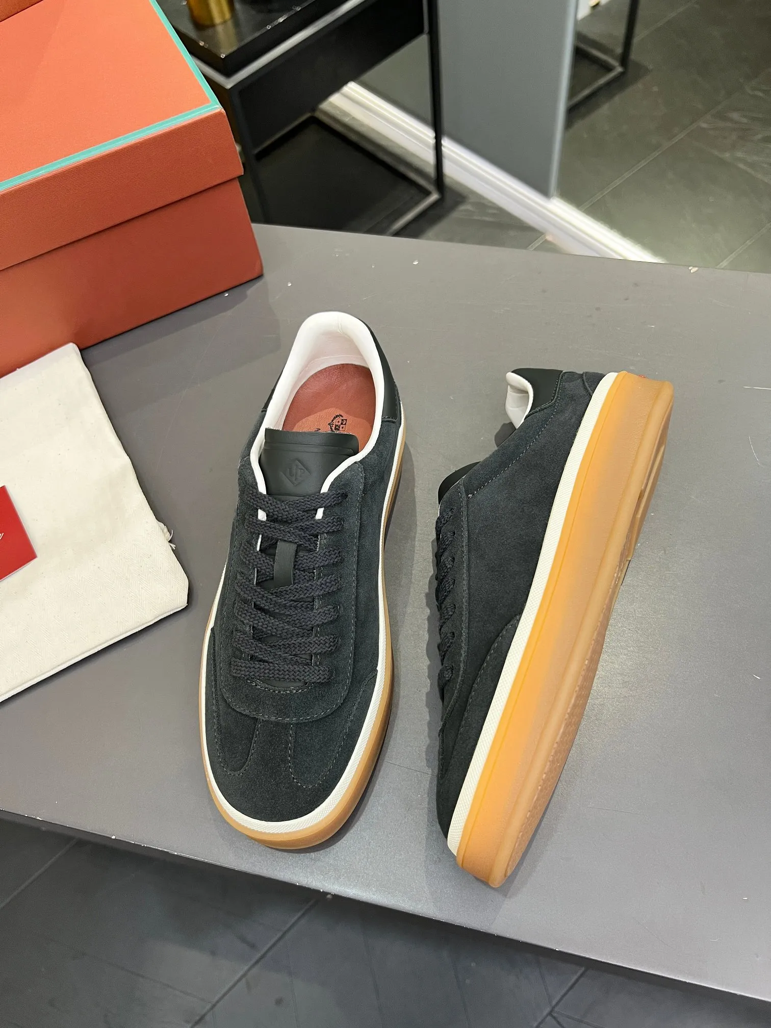 Men's shoes 💰600 purchasing agent, high version 🦅⛳️ Italy [Loro Piana] Tennis walk series LP couple's moral training shoes casual sports shoes sneakers 🎁🎁 Original purchase development and production This new suede tennis shoe adopts an ultra-low design, suitable for wearing all year round 👫👫 The wrapped sole creates an effortlessly attractive color combination that harmoniously blends functionality with understated style, making it the ideal shoe for urban wear. Soft calfskin tongue with Kummel color insert at the heel, cotton lace upper with embossed LP logo, cowhide suede sole, rubber-lined calfskin ✦Upper: imported first-layer cowhide➕customized original cowhide ✦lining: cowhide lining➕cowhide insole ✦sole: original molded TPR ultra-light outsole ✦packaging: original complete package ✦Female size: 35--40, ✦Male size: 39--45,